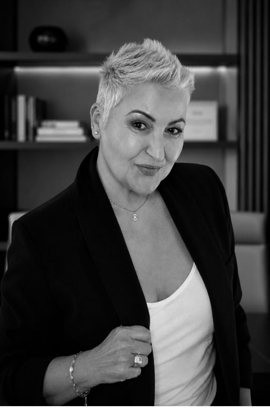 Emy Pérez, fundadora de NEXIA Systems. Retrato editorial en blanco y negro.